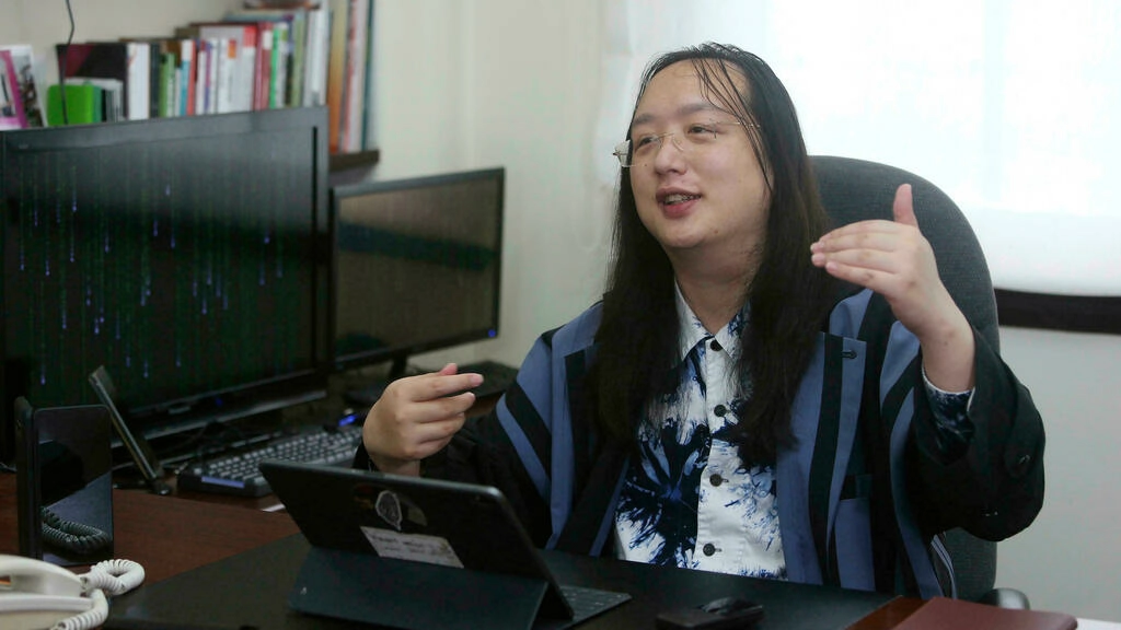 唐鳳民主峰會演講兩岸地圖不同色畫面遭消失美稱技術問題