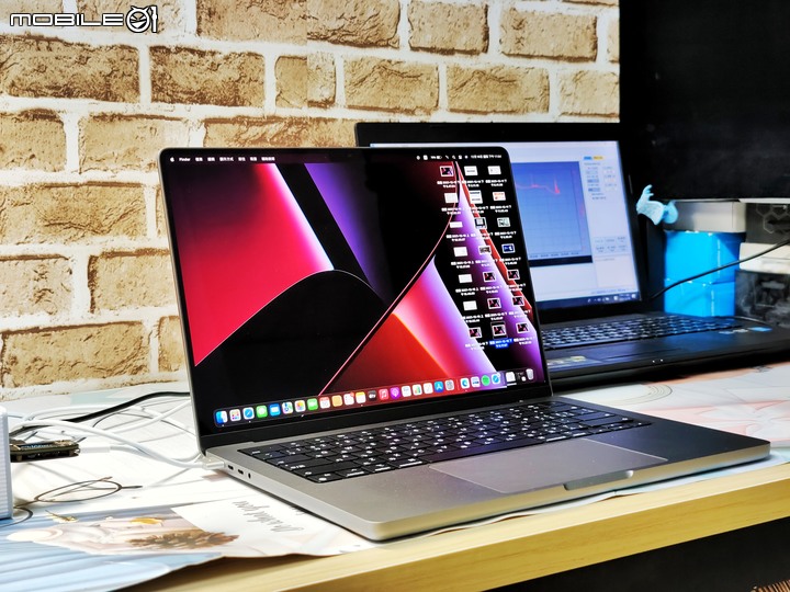 【 開箱 】MacBook Pro M1 Pro 使用心得分享 – 該怎麼選MacBook？充電器有必要升級嗎？
