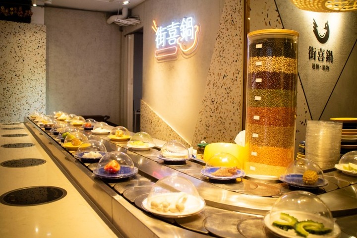 台中迴轉火鍋吃到飽!麻辣鴨血、滷牛腩、冰淇淋無限供應