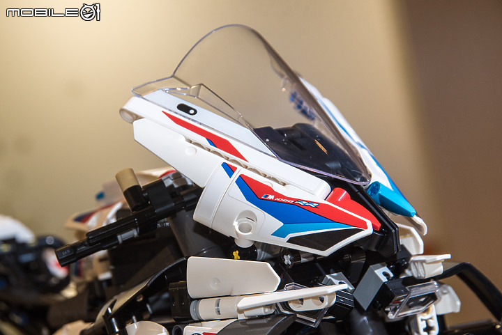 【開箱實拍】LEGO 42130 BMW M 1000 RR|1/5大比例精緻又好玩!