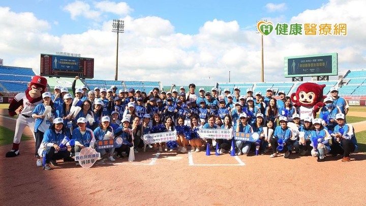 點我看大圖 費叔叔愛相挺攜桃園三光國小學童棒球圓夢