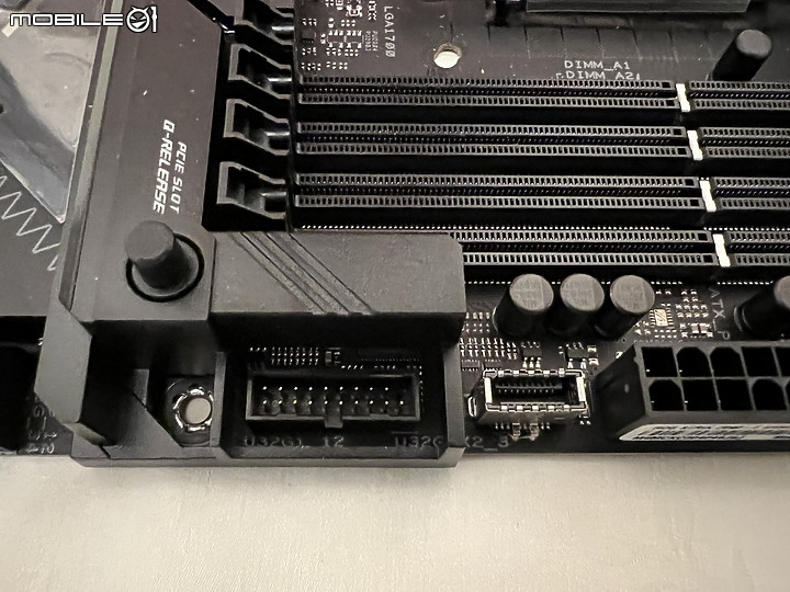 點我看大圖 ROG STRIX 系列攻頂 Z690-E GAMING WiFi 簡單開箱