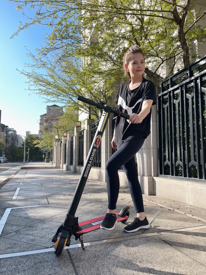 【BIRDYEDGE 電動滑板車選購建議 】2萬 ?! 不用真的嗎 !!!這款MIT CP值超高，最高30KM，雙避震，剎車。