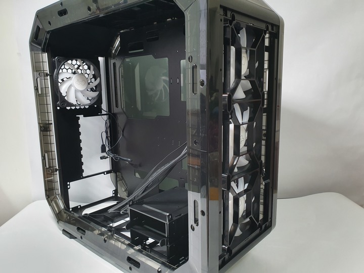 想玩機殼還是被機殼玩，InWin Airforce 魅影黑 組裝式機殼開箱試用