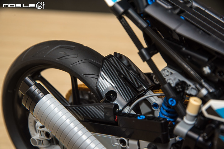 【開箱實拍】LEGO 42130 BMW M 1000 RR|1/5大比例精緻又好玩!