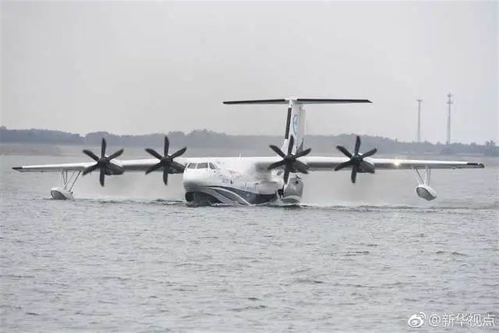 全球最大水陸兩棲飛機鯤龍AG600總裝完成, 可配合航母執勤!