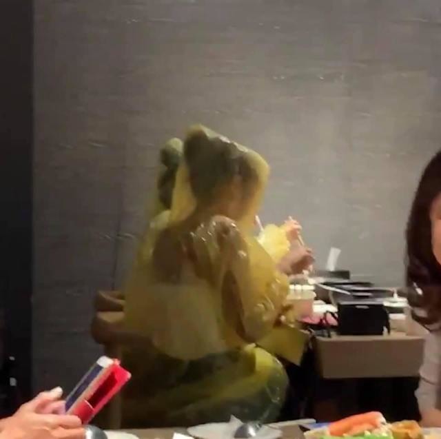 為何穿雨衣吃火鍋