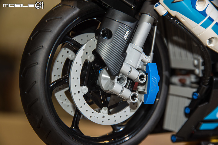 【開箱實拍】LEGO 42130 BMW M 1000 RR|1/5大比例精緻又好玩!