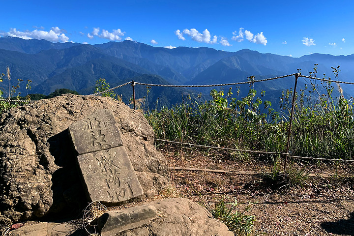 苗栗泰安｜馬那邦山登山步道｜漫步楓紅古戰場．遠眺深藍聖稜線