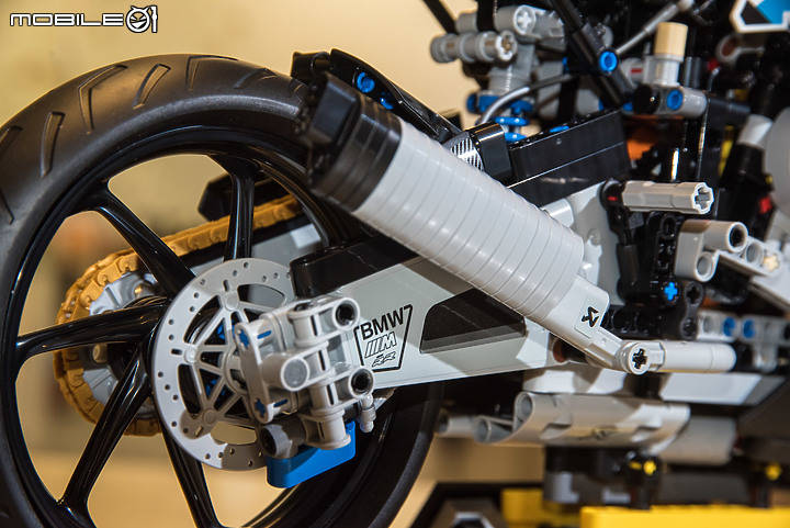 【開箱實拍】LEGO 42130 BMW M 1000 RR|1/5大比例精緻又好玩!