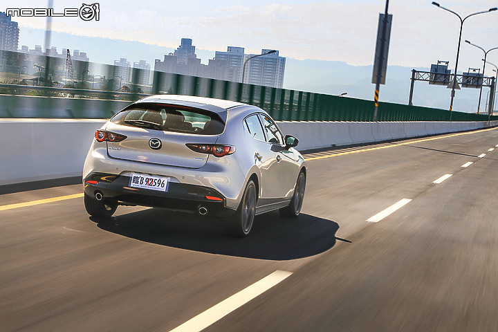 Mazda 3 & CX-30新年式雙車型試駕∣戰力補強、新色張揚 同級對手得提防提防
