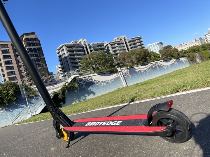 【BIRDYEDGE 電動滑板車選購建議 】2萬 ?! 不用真的嗎 !!!這款MIT CP值超高，最高30KM，雙避震，剎車。