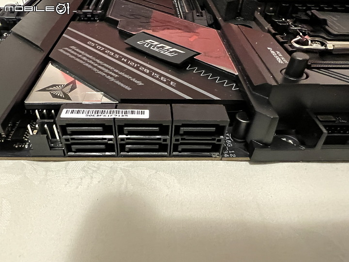 點我看大圖 ROG STRIX 系列攻頂 Z690-E GAMING WiFi 簡單開箱