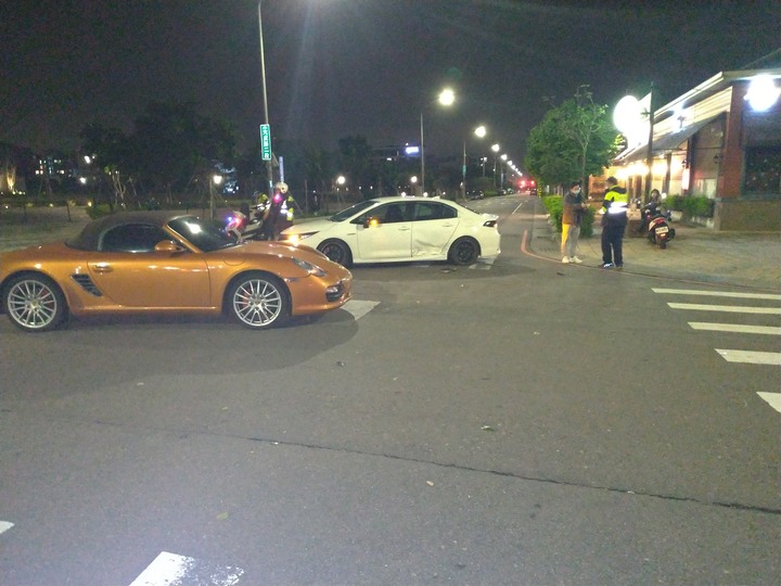 我被撞了...想請教一下各位大大的看法。原廠是說換門、換側裙、葉子板要切...真的需要切嗎？