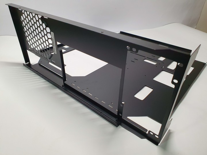 想玩機殼還是被機殼玩，InWin Airforce 魅影黑 組裝式機殼開箱試用