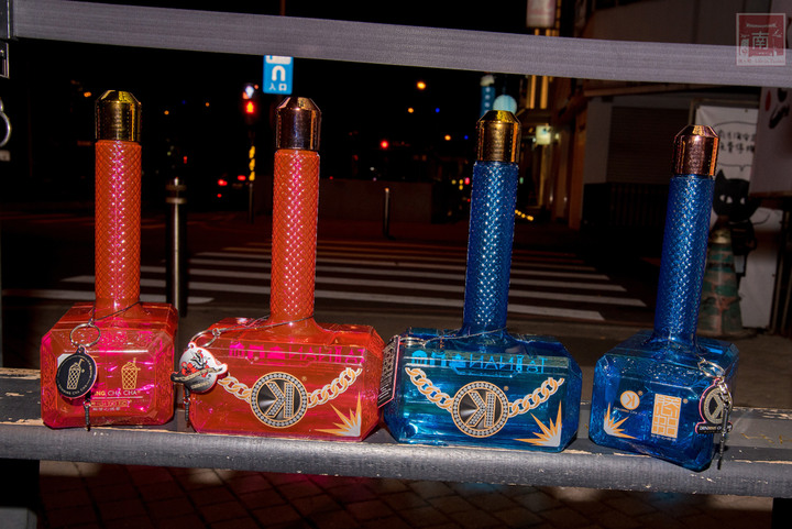 【臺南美食】是飲料店也是文創品｜台南獨家在地味飲料瓶｜繽紛聖誕瓶很應景｜雷神鐵鎚再加碼粉紅和藍色~~朕心加加