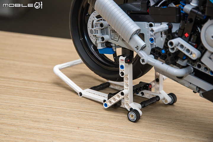 【開箱實拍】LEGO 42130 BMW M 1000 RR|1/5大比例精緻又好玩!