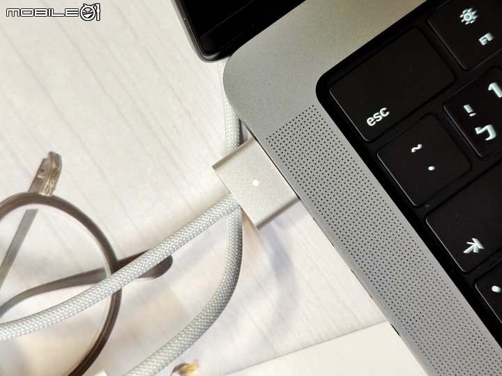 【 開箱 】MacBook Pro M1 Pro 使用心得分享 – 該怎麼選MacBook？充電器有必要升級嗎？