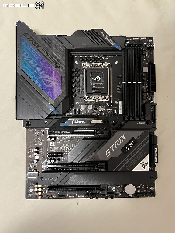 點我看大圖 ROG STRIX 系列攻頂 Z690-E GAMING WiFi 簡單開箱