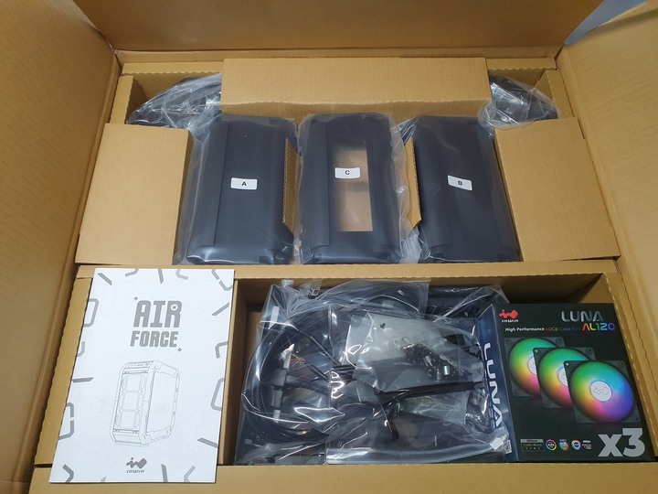 想玩機殼還是被機殼玩，InWin Airforce 魅影黑 組裝式機殼開箱試用