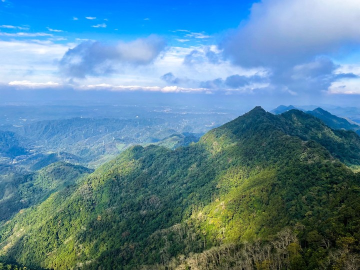 苗栗獅潭｜仙山，CP值很高的小百岳，享受柳杉林又能挑戰岩壁拉繩攀爬