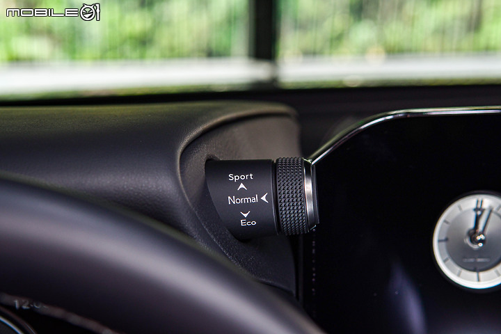 Lexus小改款ES300h豪華版試駕 │ 用細節來展示,精雕細琢過的舒適!