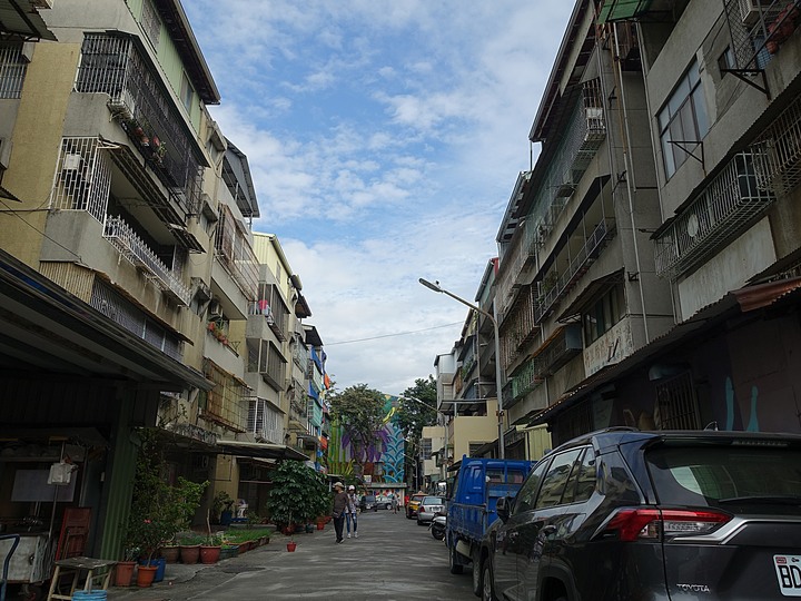 苓雅區 衛武迷迷村|衛武營彩繪社區 — 巨型彩繪雲集,整座社區就是畫布,全臺最大彩繪社區