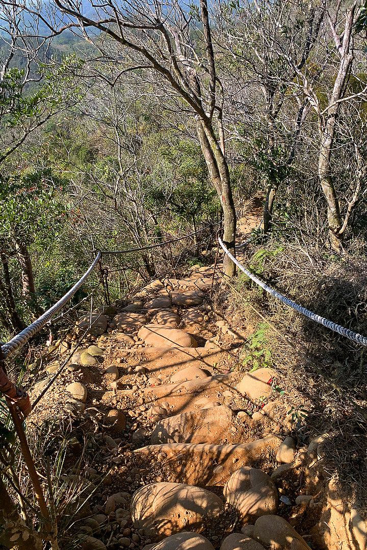 點我看大圖 苗栗三義|火炎山步道|惡地大峽谷.山風狂烈窄稜陡坡
