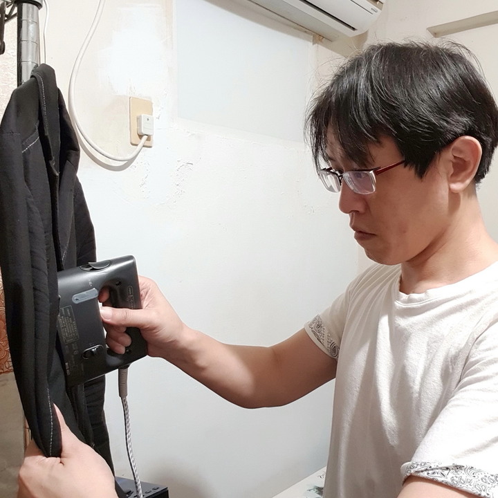 Panasonic NI-FS770 蒸氣電熨斗 - 不僅讓衣物服服貼貼,還可去除異味跟除菌。