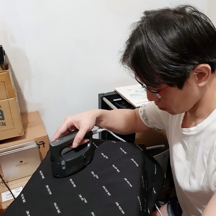 Panasonic NI-FS770 蒸氣電熨斗 - 不僅讓衣物服服貼貼,還可去除異味跟除菌。