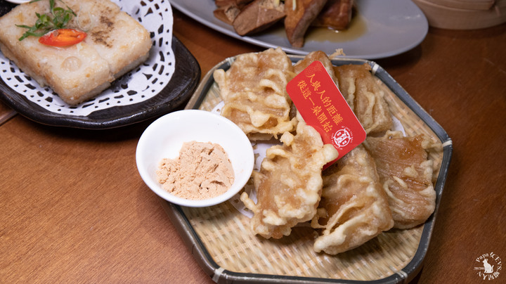 2022-年菜期間哪裡聚餐最有年味- 中式茶館，有一台很萌的送餐機器人，茶飲65元起跳餐點百出頭