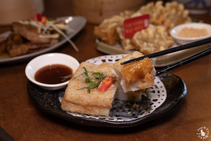 2022-年菜期間哪裡聚餐最有年味- 中式茶館，有一台很萌的送餐機器人，茶飲65元起跳餐點百出頭