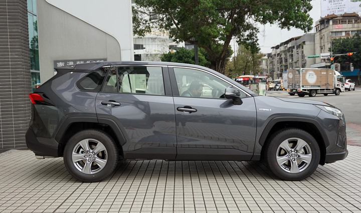 RAV4 2.5尊爵油電試駕 外型好像變好看了