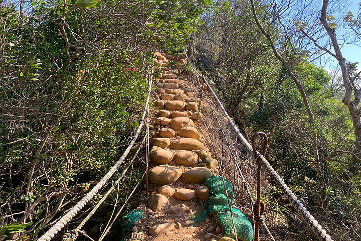 苗栗三義｜火炎山步道｜惡地大峽谷．山風狂烈窄稜陡坡