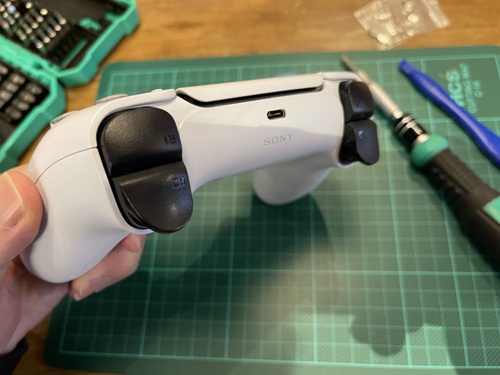 PS5 DualSense R2 鍵彈簧斷裂修復