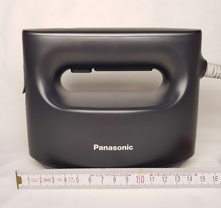 Panasonic NI-FS770 蒸氣電熨斗 - 不僅讓衣物服服貼貼,還可去除異味跟除菌。