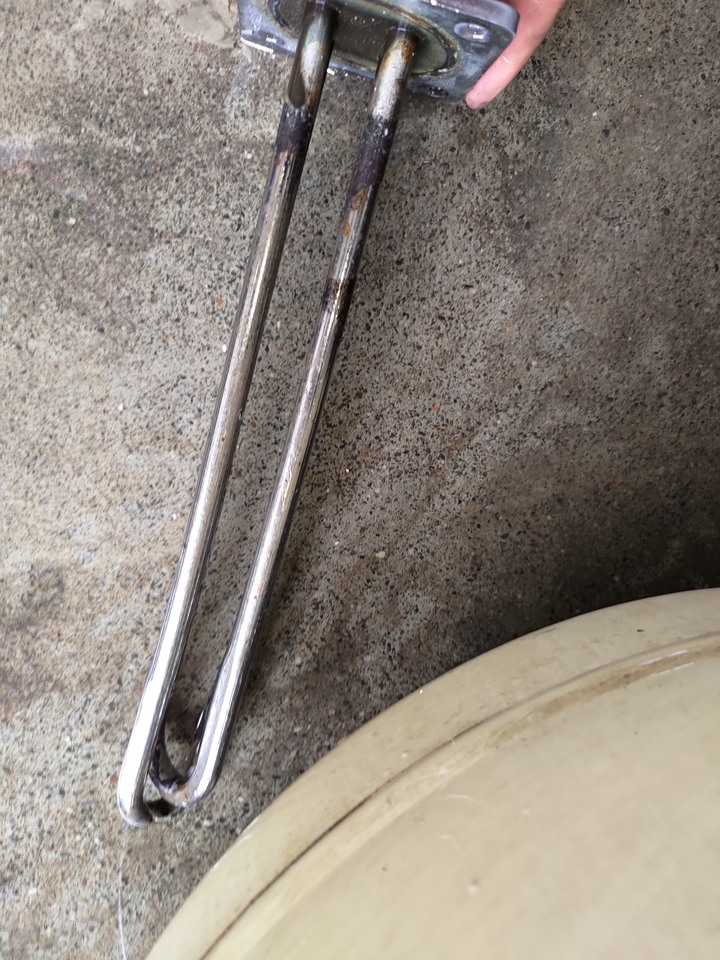 使用[高壓清洗機]清除[電熱水器的水垢]