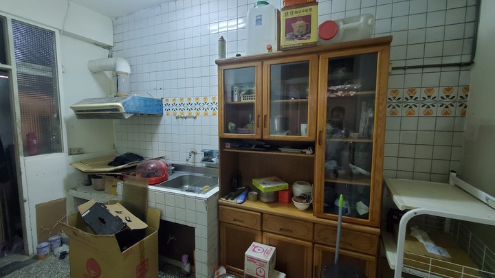 【開箱】黑白灰現代風 北市60年小透天裝潢分享 老宅再生!