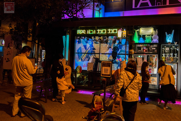【臺南美食】台南最潮飲料店|google海安路打卡點搜尋排名第一|最新商品-撿到槍|台南獨家文青飲料瓶|虎年應景水袋~~朕心加加
