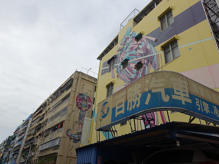 苓雅區 衛武迷迷村|衛武營彩繪社區 — 巨型彩繪雲集,整座社區就是畫布,全臺最大彩繪社區