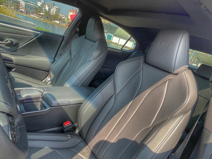 【開箱】22/22 ES 250 F Sport 超簡易開箱