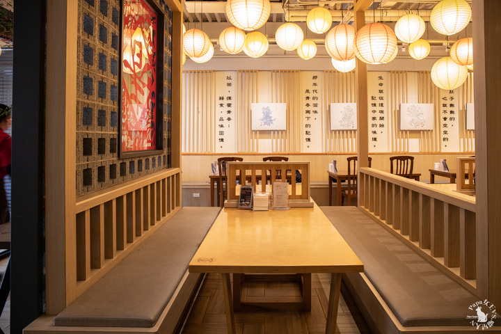 2022-年菜期間哪裡聚餐最有年味- 中式茶館，有一台很萌的送餐機器人，茶飲65元起跳餐點百出頭