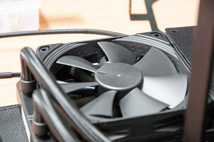 點我看大圖 「ROG RYUJIN II 240」 - 極致細膩散熱記錄文。