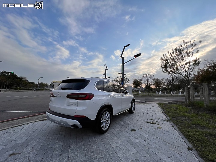 [開箱] BMW G05 25D 21/22 白