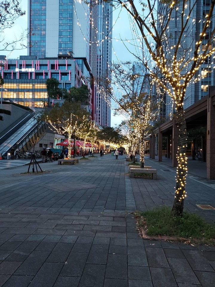 台北101跨年 亞太5G 大家支持亞太啊