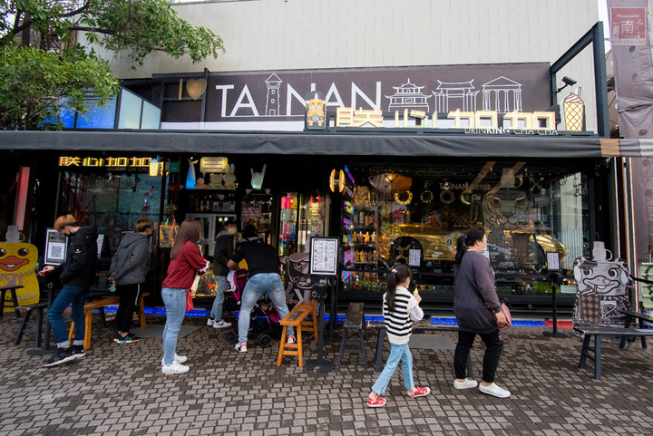 【臺南美食】台南最潮飲料店|google海安路打卡點搜尋排名第一|最新商品-撿到槍|台南獨家文青飲料瓶|虎年應景水袋~~朕心加加