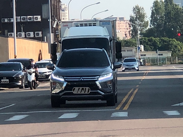 點我看大圖 灰太郎帶全家出遊去,日蝕車尾好認到連鵝子都會車上抓車友了