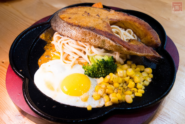 【臺南美食】全台最大牛排等你來挑戰｜台南人氣牛排館｜無限加麵不加價｜自助吧吃到飽｜大口吃肉超滿足｜單品.雙拼任你選~~19House炙燒牛排–安南店