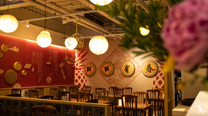 2022-年菜期間哪裡聚餐最有年味- 中式茶館，有一台很萌的送餐機器人，茶飲65元起跳餐點百出頭