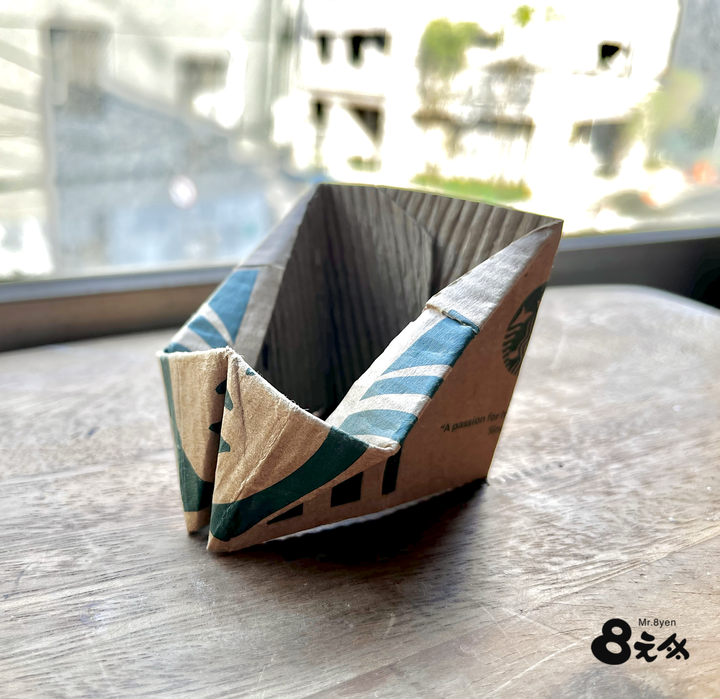 【分享】咖啡杯套摺出的手機架｜ 8元哥手作